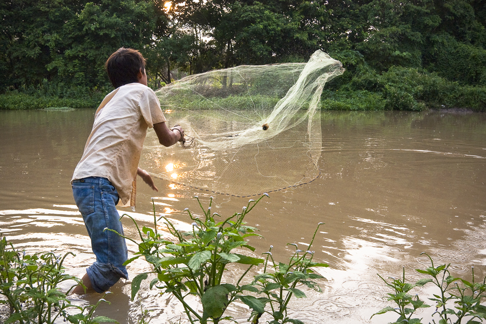 The community of Carrizales is dependent on the Pacayá River for fishing, crop irrigation, laundry, and bathing. Toxic chemicals and waste from banana, palm oil and sugar plantations upstream pose a constant threat to public health and the environment downstream.